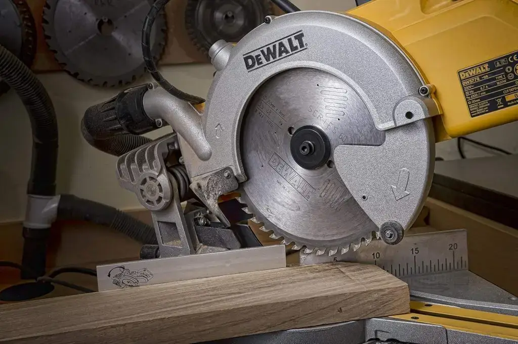 Scie à Onglet DeWalt